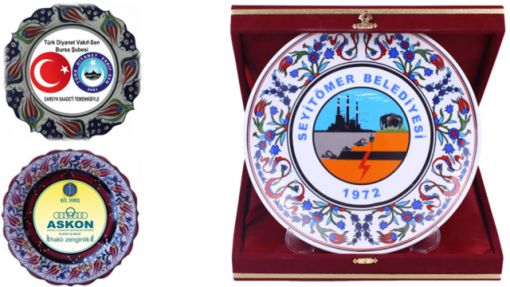 Çini Tabak Plaket, Çini Tabak Plaket Çeşitleri, Bursa Çini Tabak Plaket, Osmangazi Çini Tabak Plaket, Yıldırım Çini Tabak Plaket, Nilüfer Çini Tabak Plaket, İnegöl Çini Tabak Plaket, Kestel Çini Tabak Plaket, Gemlik Çini Tabak Plaket, Mudanya Çini Tabak Plaket, Karacabey Çini Tabak Plaket, Çinili Plaketler, Logolu Çini Plaket, Cam Çinili Plaket, Kişiye Özel Çinili Plaket, Ahşap Çinili Plaket, Kurumsal Çini Tabak Plaket, Çiçekli Çinili Tabak Plaket, Hediyelik Çini Tabak Plaket, Kadife Kutulu Çini Tabak Plaket, Çini Tabak Plaket Kadife Kutusu