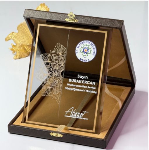 Füme Plaket, Füme Plaket Çeşitleri, Koyu Renk Kristal Plaket, Siyah Kristal Plaket, Beyaz Kristal Plaket, Süblimasyon Beyaz Kristal Plaket, Süblimasyon Siyah Kristal Plaket, Süblimasyon Füme Kristal Plaket, Bursa Siyah Plaket Çeşitleri, Bursa Beyaz Plaket Çeşitleri, Bursa Füme Plaket Çeşitleri, Füme Plaket Baskı, Beyaz Plaket Baskı, Siyah Plaket Baskı, Renkli Kristal Plaket Baskı